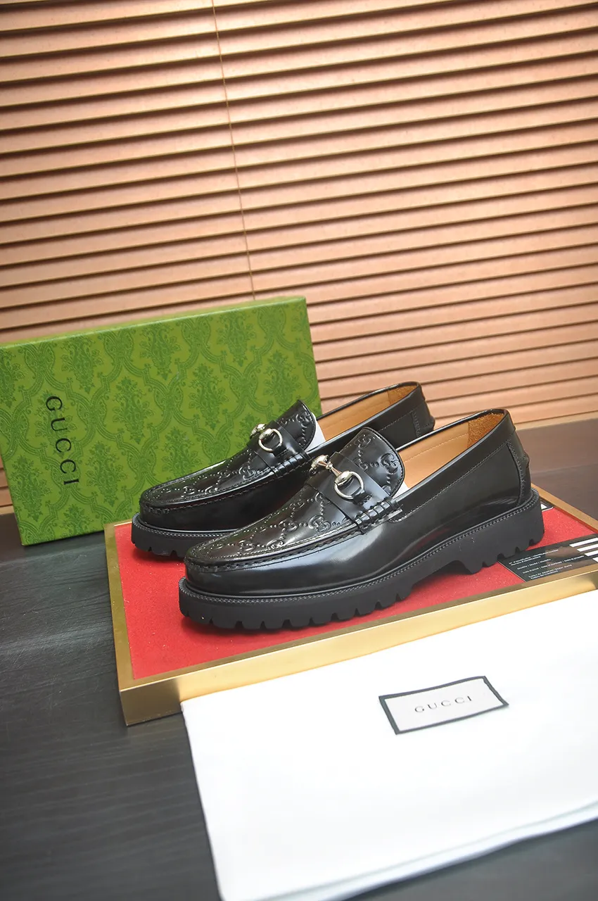 Men's shoes💰560💶Italy's top luxury men's shoe giant (GUCCI) (Gucci) (full cowhide lining) new arrival🍃Original European style🔰 Pleasant to the eye😍In order to make the shoes more durable and non-deformable🌀The production continues to follow traditional methods but there is still no lack of innovation💪Choose original sheepskin for the leather♻️ Smooth and natural And extra bright ⭐Made of imported cowhide, the first choice of rich people 38-45 (45 customized)